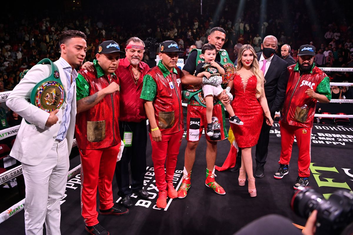 GLENDALE, ARIZONA - MAY 21: David Benavidez celebrates his TKO win by knocking out David Lemieux from a corner at the Gila River Arena on May 21, 2022 in Glendale, Arizona.  (Photo by Kelsey Grant/Getty Images)