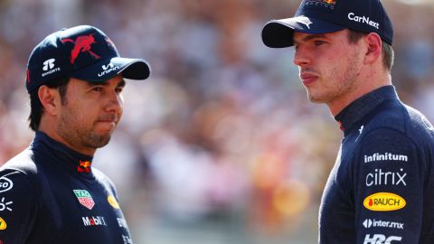 Sergio 'Checo' Pérez (i) y Max Verstappen (d), pilotos de Fórmula 1.