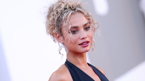 Rose Bertram en la alfombra roja del 79º Festival Internacional de Cine de Venecia.