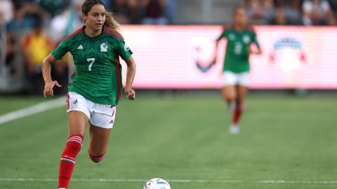 Scarlett Camberos con la camiseta de México durante un partido en EE. UU.