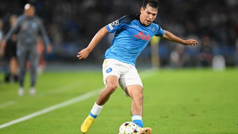 Hirving Lozano jugando la Champions League con el Napoli.