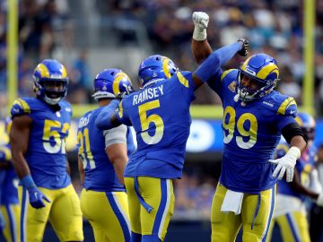 Jalen Ramsey con Los Ángeles Rams en la NFL.