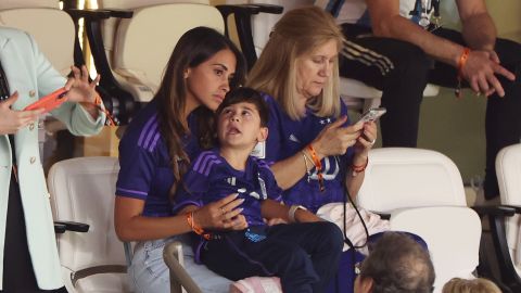 Antonela Roccuzzo (I) y Maria Cuccittini (D), esposa y madre de Lionel Messi, respectivamente.