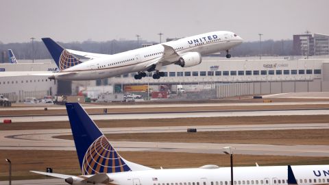 Aviones de United Airlines se tocan mientras maniobraban en aeropuerto de Boston