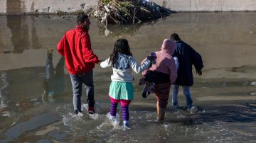 Gobierno de Biden alista revivir práctica de detener a las familias migrantes: NYT