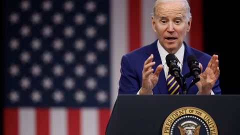 La economía es el tema más débil de Biden, con un 32% de aprobación.