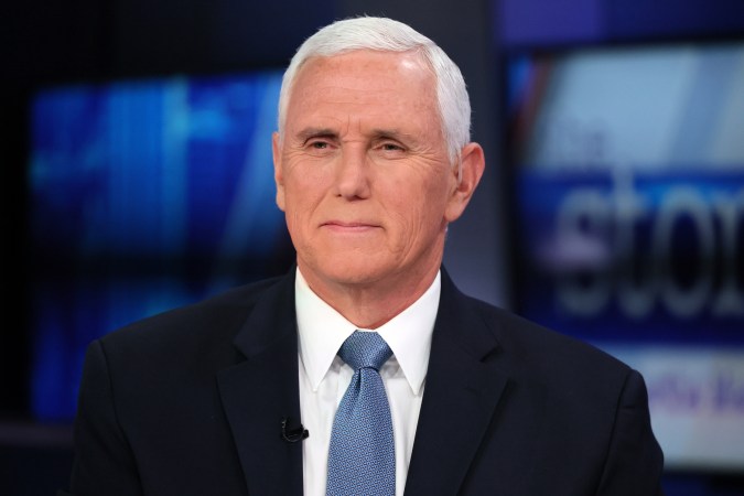 Mike Pence sostiene que cumplió con su deber patriótico al respetar la democracia