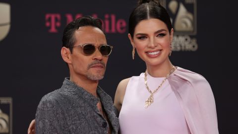 Marc Anthony y Nadia Ferreira en Premio Lo Nuestro 2023.