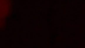 Christian Nodal le cantó al oído a una atractiva mujer.