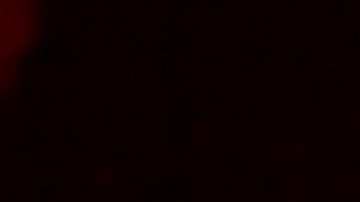 Christian Nodal le cantó al oído a una atractiva mujer.