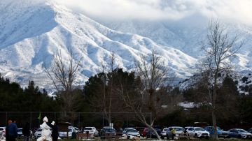 Copiosas nevadas han blanqueado las montañas en California.