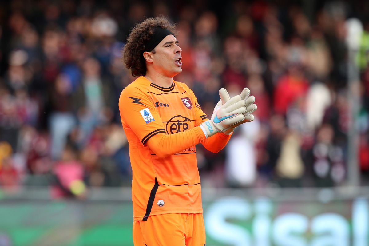 They put up for sale in Italy a cake of Memo Ochoa and the Salernitana
