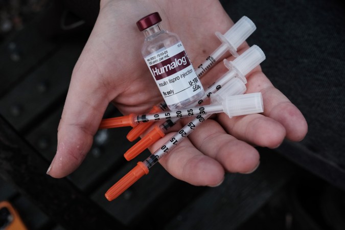 El alto precio de la insulina ha obligado a diabéticos a racionar el medicamento.