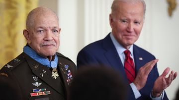 Biden aplaude al coronel del Ejército de EE. UU. Paris Davis, quien recibió la Medalla de Honor en la Casa Blanca.
