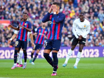 Ferrán Torres se lamenta luego de fallar un penal para el FC Barcelona.