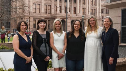 Molly Duane, abogada de CRR, las demandantes Lauren Hall, Amanda Zurawski, Anna Zargarian, Lauren Miller y la presidenta y directora ejecutiva de CRR, Nancy Northup.