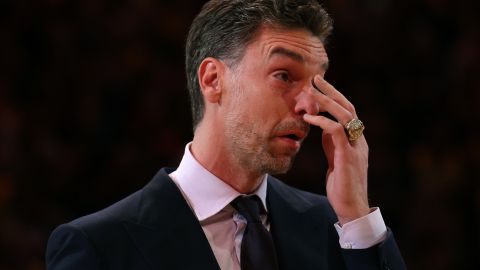 Pau Gasol no puede contener las lágrimas durante la ceremonia de los Lakers en su honor.