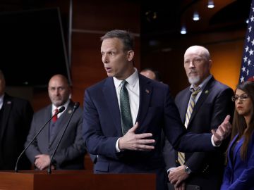 El presidente del Freedom Caucus Scott Perry expone el plan del grupo para negociar el techo de la deuda.
