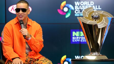 Daddy Yankee hablando en la conferencia de prensa realizada por el Clásico Mundial de Béisbol.