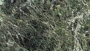 Trabajadores hacen reparaciones de emergencia en una carretera en Soquel, California.