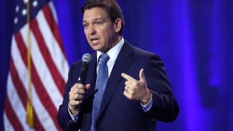 DeSantis habla con los votantes en Iowa State Fairgrounds el 10 de marzo de 2023 en Des Moines.