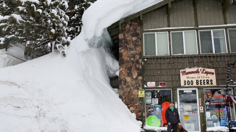 La tormenta invernal renovó las tremendas nevadas en Mammoth Lakes, en la Sierra Nevada.