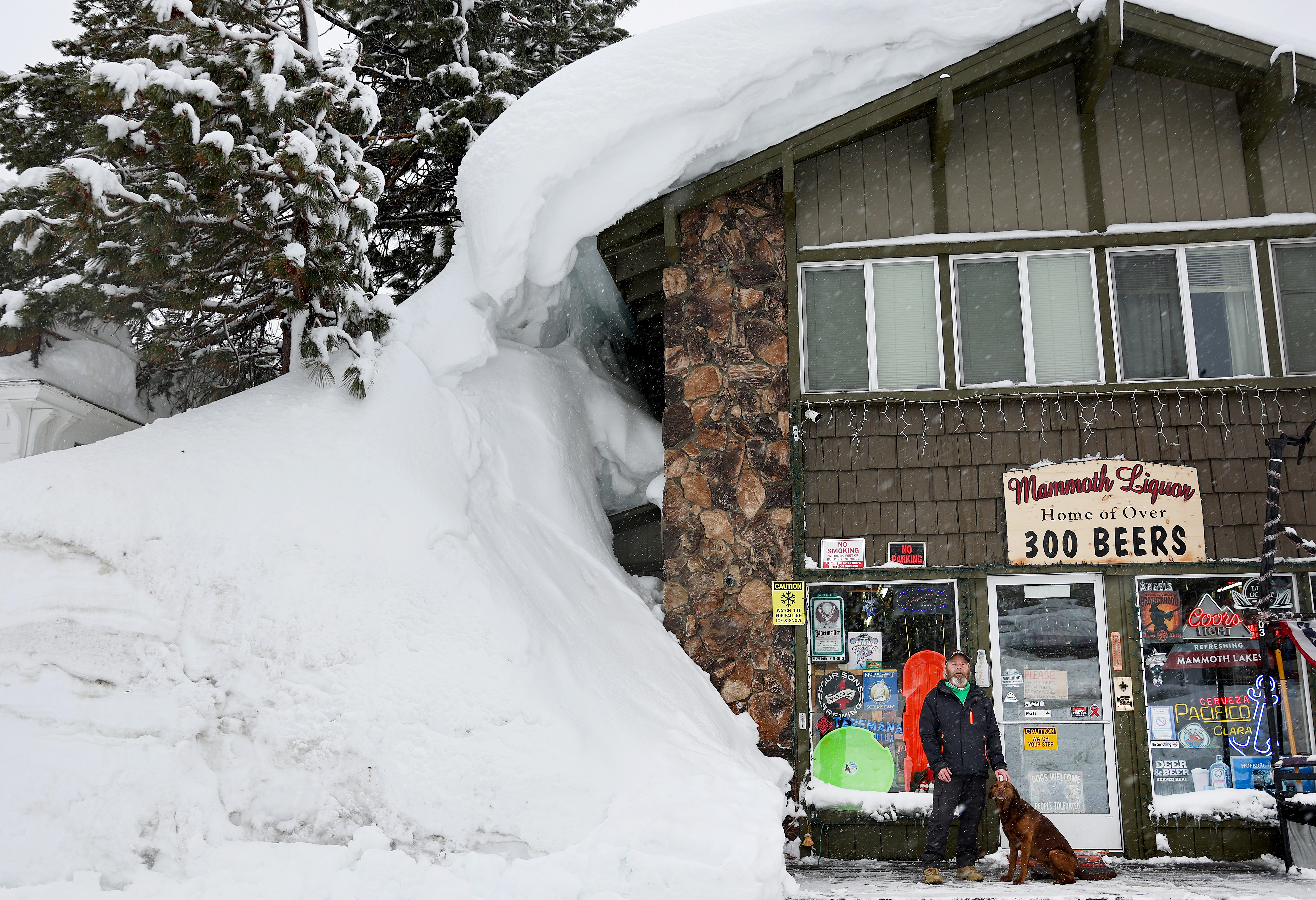 La tormenta invernal renovó las tremendas nevadas en Mammoth Lakes, en la Sierra Nevada.