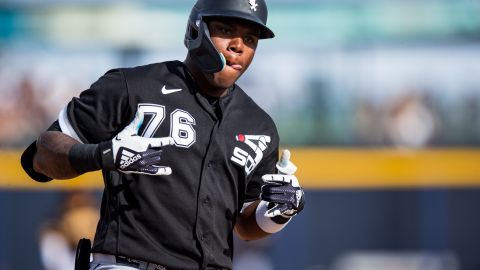 Oscar Colas bateó 3 jonrones en Spring Training.