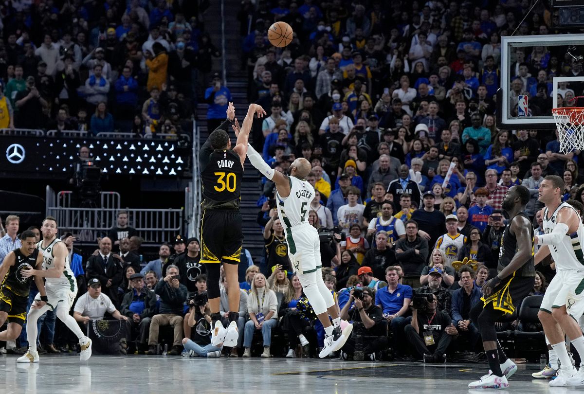 Stephen Curry Se Hizo Viral En Redes Sociales Tras Dar Un Balonazo Por Error A Un Recogepelotas 8895