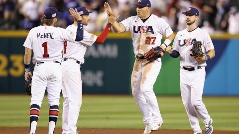 Jugadores de Estados Unidos celebran victoria ante Gran Bretaña.