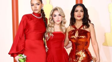 Salma Hayek, Valentina Paloma Pinault y Tess Bu Cuarón eligieron el color rojo para los Premios Oscar 2023.