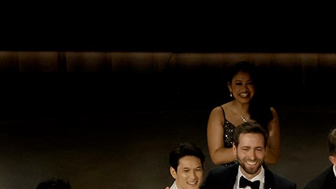 El equipo de "Everything Everywhere All at Once" celebra el óscar a Mejor Película.