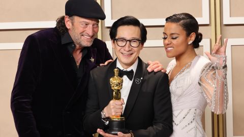 Troy Kotsur, Ke Huy Quan, ganador del premio al Mejor Actor en un Papel de Reparto por 'Everything Everywhere All at Once', y Ariana DeBose posan en la sala de prensa durante la 95ª entrega anual de los Premios Oscar.