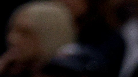 LeBron James apoya a los Lakers desde la grada debido a una lesión.