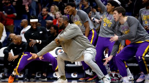 LeBron James apoya a los Lakers desde la grada debido a una lesión.