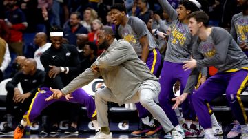 LeBron James apoya a los Lakers desde la grada debido a una lesión.