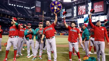 PHOENIX, ARIZONA - MARCH 15: Manager Benji Gil #30 and Jonathan Aranda #62 of Team Mexico acknowledge the crowd after Mexico beat Team Canada 10-3 during the World Baseball Classic Pool C game at Chase Field on March 15, 2023 in Phoenix, Arizona. (Photo by Chris Coduto/Getty Images)
