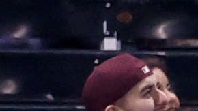 Randy Arozarena firmando autógrafos en un partido de México.