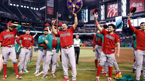 La Selección de México hizo historia en el Clásico Mundial de Béisbol. Benjamín Gil (c), su manager, líder del equipo.