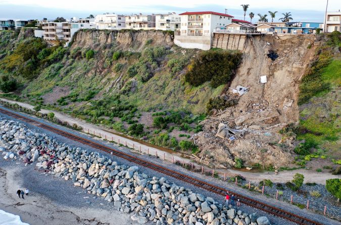 El deslizamiento obligó a evacuar y cerrar cuatro edificios de apartamentos el 16 de marzo de 2023 en San Clemente, California.