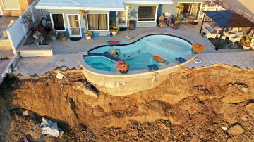Vista de una piscina al borde de un deslizamiento de tierra provocado por fuertes lluvias, el 16 de marzo de 2023 en San Clemente.