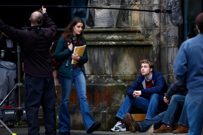 El actor Ed McVey, como el príncipe William y la actriz Meg Bellamy, que interpreta a Kate Middleton, durante el rodaje de la próxima temporada de The Crown.