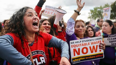 Empleados del LAUSD logran histórico acuerdo.