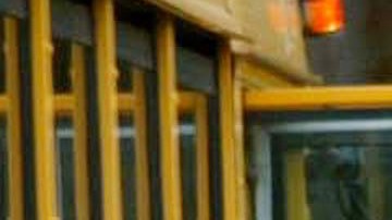 Estudiantes impidieron que un hombre secuestrara a un niño en una parada de autobús en Maryland