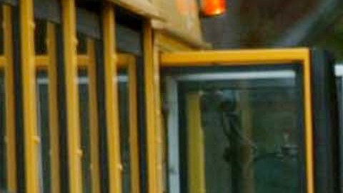 Estudiantes impidieron que un hombre secuestrara a un niño en una parada de autobús en Maryland