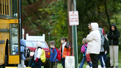 Estudiantes impidieron que un hombre secuestrara a un niño en una parada de autobús en Maryland
