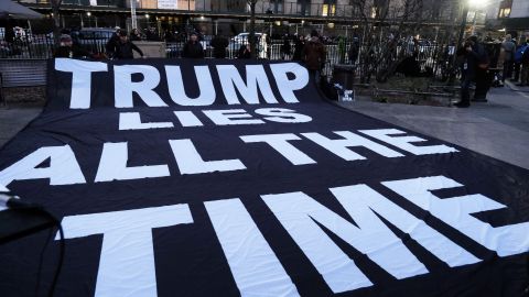 Los manifestantes se reunieron frente a la corte de Manhattan después que se conociera que Donald Trump ha sido acusado.