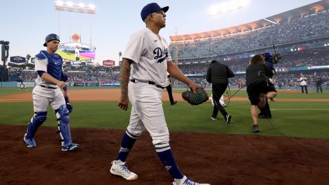 Julio Urías momentos antes de abrir el juego de apertura de los Dodgers.