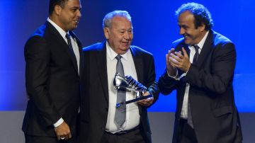 Fontaine junto a Ronaldo y Michel Platini.