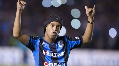 Ronaldinho con la playera del Querétaro FC en la Liga MX.